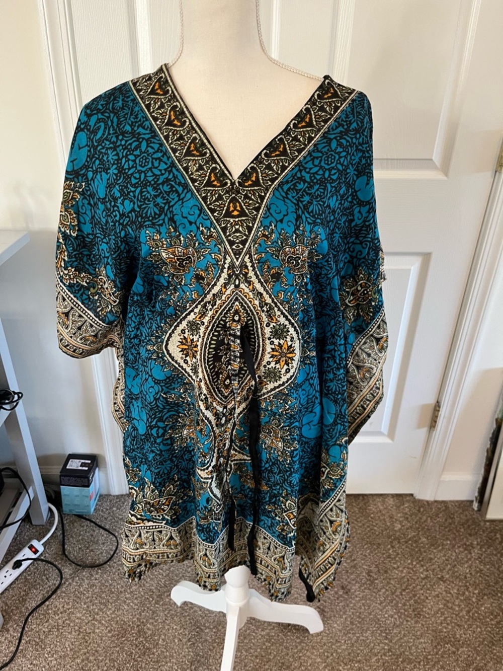 Source Unknown Teal Paisley V-Neck Tunic with Cream and Black Accents